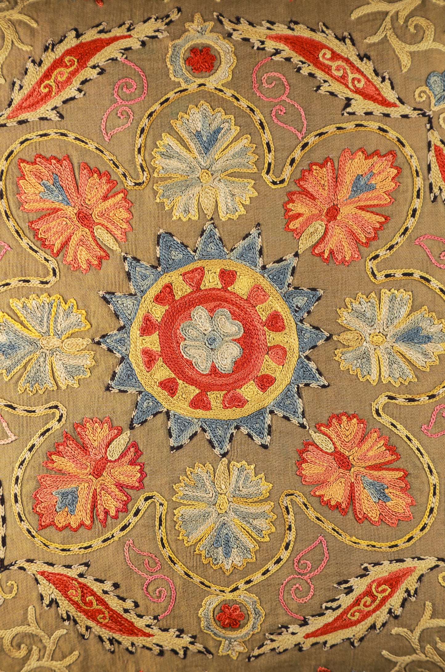 Housse de coussin carrée Suzani olive - Fleurs