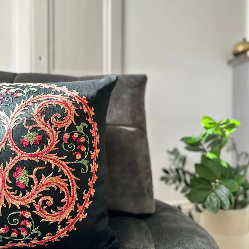 Housse de coussin carrée Suzani - Bodom - Amande noire